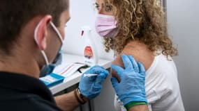 Une femme se fait vacciner contre le Covid-19 le 3 mai 2021 à Nanterre