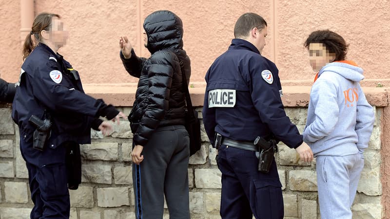 Des policiers contrôlent des jeunes dans une banlieue. (Photo d'illustration)