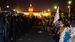 Manifestants sur l'esplanade des Invalides, dimanche soir à la fin de la manifestation des opposants au mariage homosexuel