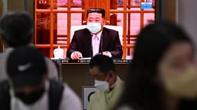 Kim Jong-un, masqué, sur la télévision nord-coréenne le 12 mai 2022 