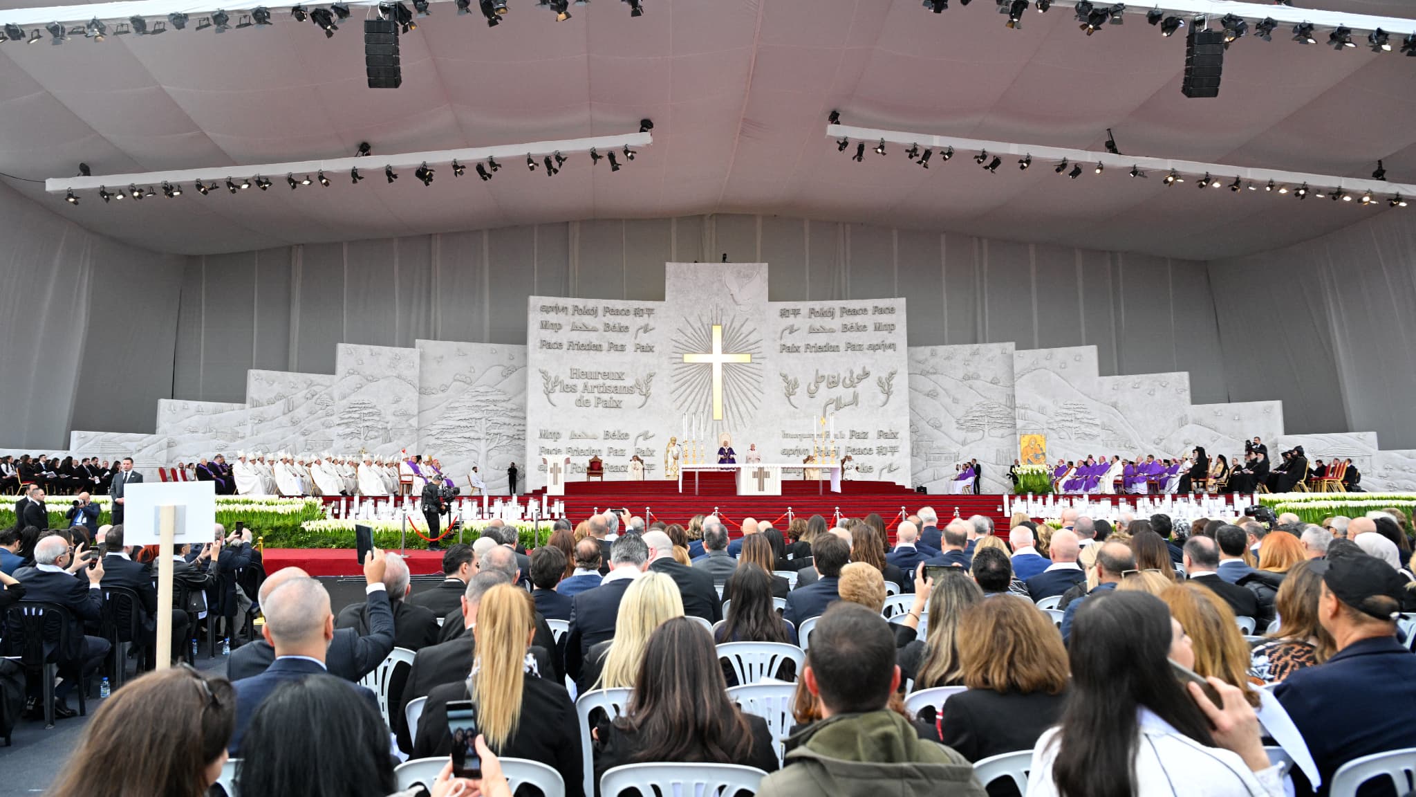 Le pape Léon XIV célèbre une messe sur le front de mer de Beyrouth (Liban) dans le cadre de son voyage apostolique au Liban, à Beyrouth, le 2 décembre 2025.