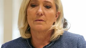 Marine Le Pen, arrive au palais de justice de Paris pour le verdict de son procès pour soupçon de détournement de fonds publics européens, à Paris, le 31 mars 2025