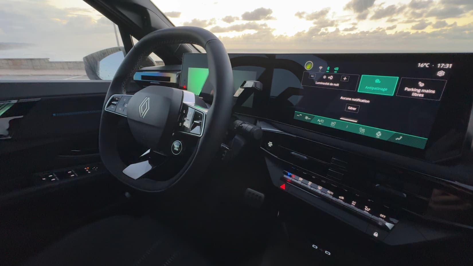 L'intérieur de la Clio 6 en finition Esprit Alpine.