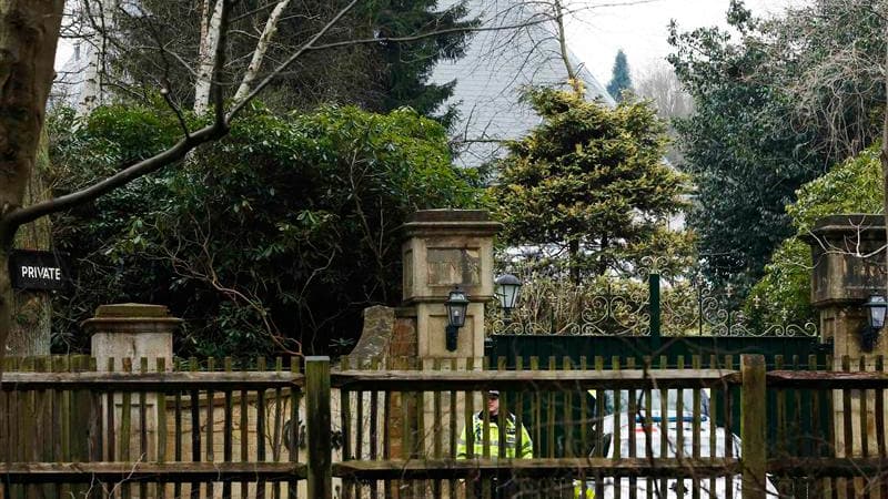 Les experts qui ont effectué des recherches dimanche au domicile de l'oligarque russe Boris Berezovski à Ascot, où il a été retrouvé mort la veille, n'y ont rien trouvé d'anormal, selon la police britannique. L'homme d'affaires autrefois très en cour au K