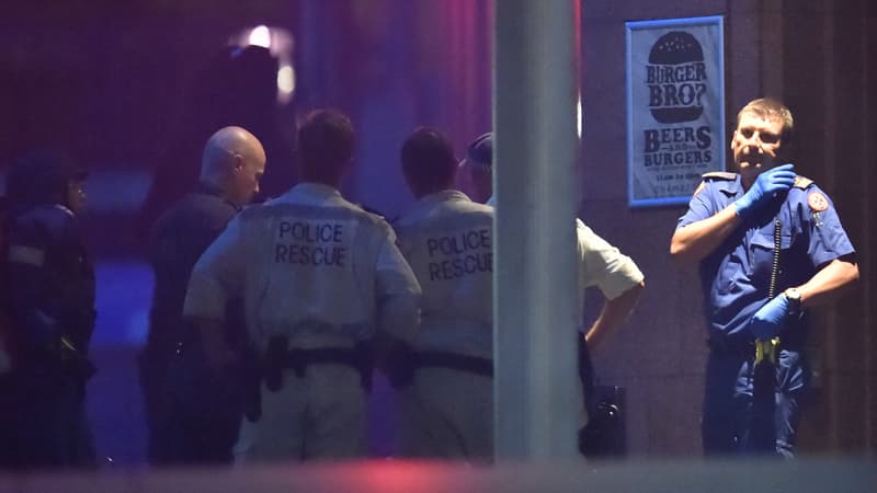 Des policiers devant le Café Lindt, à Sydney, après l'assaut, le 16 décembre 2014.