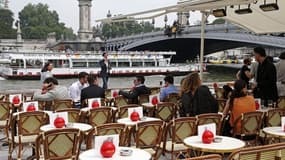 Jardin flottant, restaurants, terrains de sport et ateliers créatifs : les quais de la Rive gauche de la Seine, longtemps autoroute urbaine, ont été reconquis mercredi par les Parisiens. Le maire socialiste de Paris, Bertrand Delanoë, a inauguré son derni