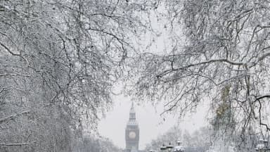 La neige a fait son apparition dans la nuit de jeudi à vendredi dans plusieurs régions de France et le verglas avait déjà provoqué à la mi-journée quelques accidents sur les routes.