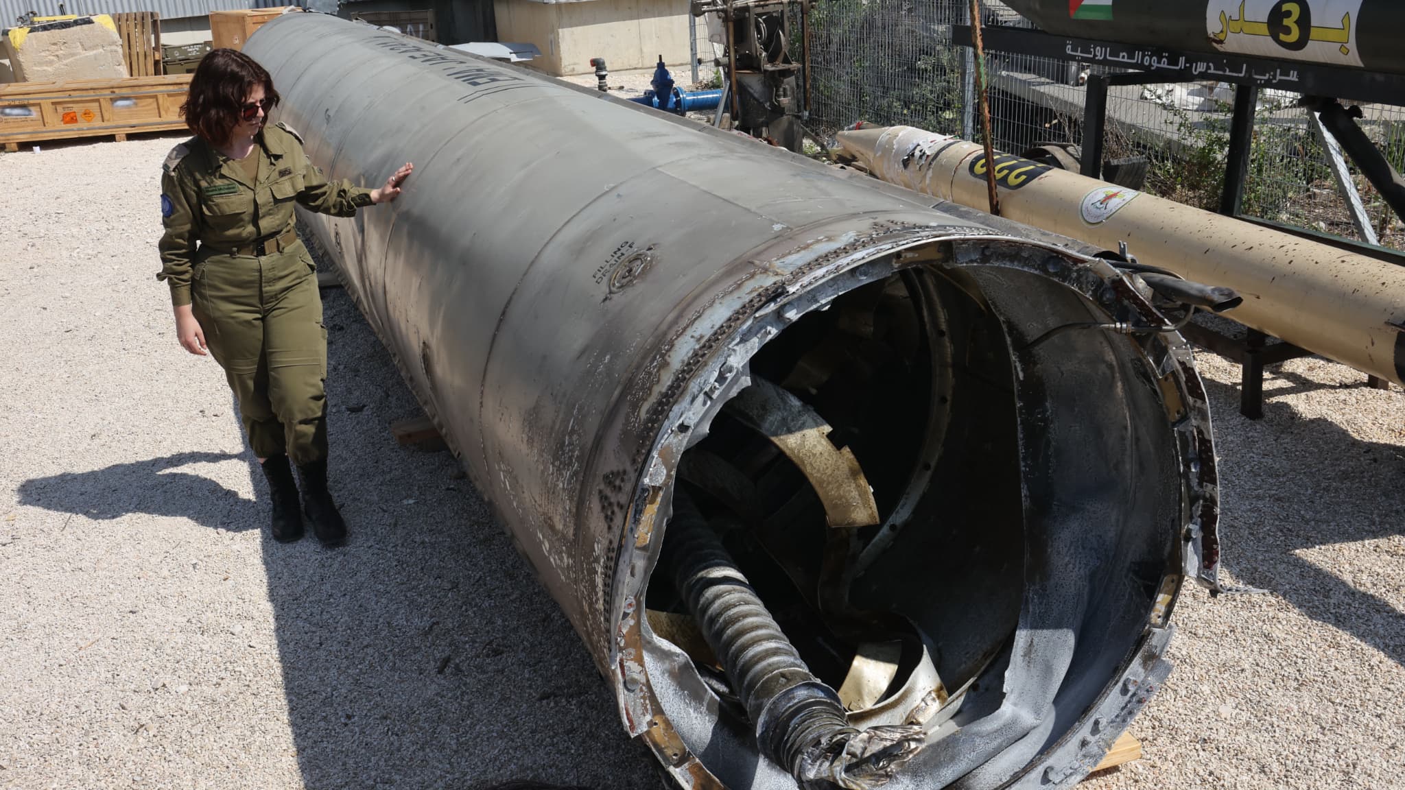 Un membre de l'armée israélienne se tient à côté d'un missile balistique iranien à la base militaire de Julis, dans le sud d'Israël, le 16 avril 2024.