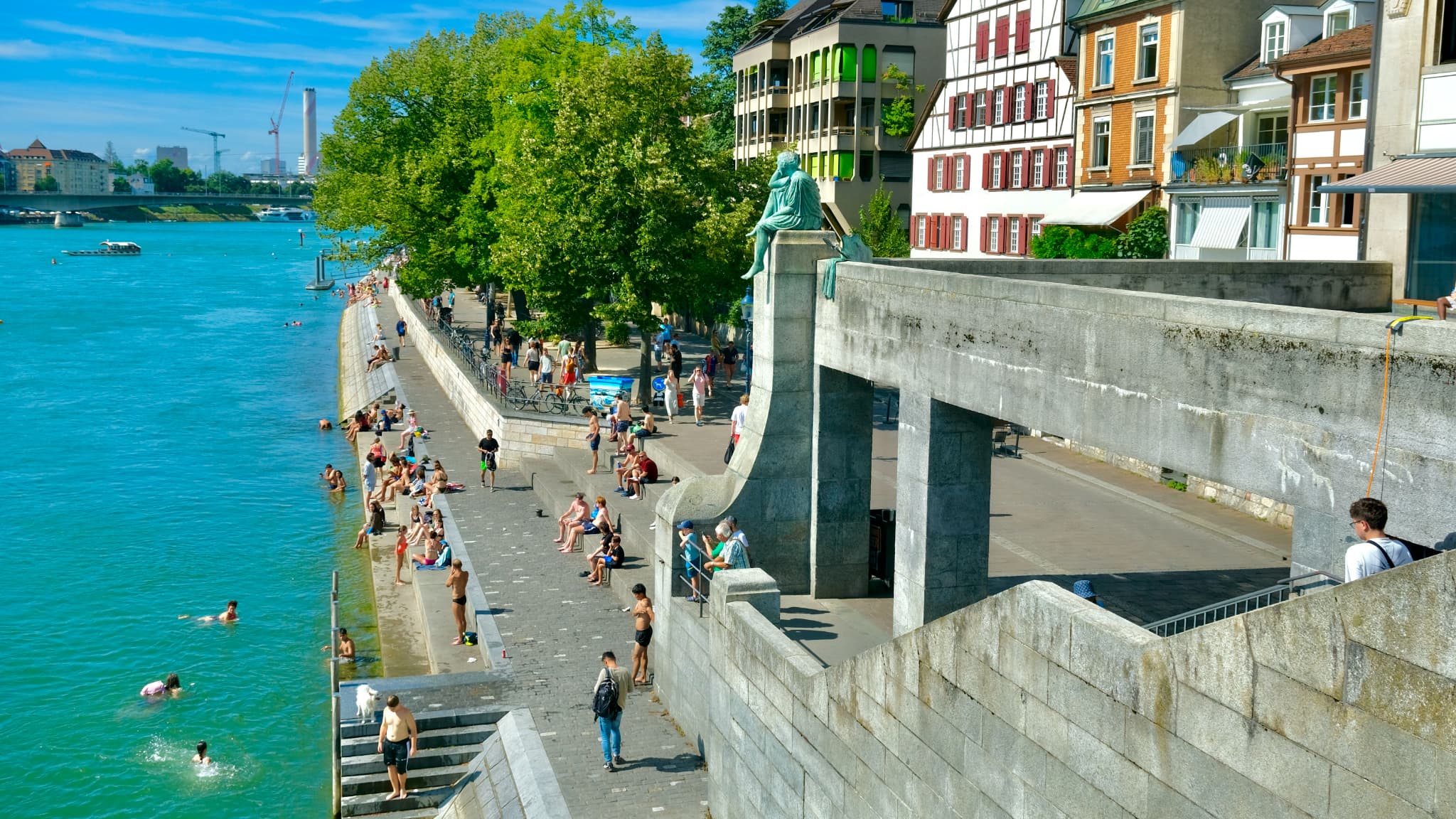 Des personnes se baignent dans le Rhin, à Bâle, en Suisse, le 9 août 2024. Des personnes se baignent dans le Rhin, à Bâle, en Suisse, le 9 août 2024.