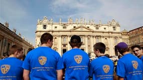 Fidèles place Saint-Pierre portant un tee-shirt célébrant Jean Paul II. Dans l'attente de la béatification du pape polonais pour laquelle le Vatican attend une foule sans précédent depuis ses funérailles, certains catholiques s'interrogent sur les raisons