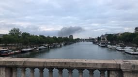 Un panache de fumée est visible dans le ciel de Paris jeudi 11 mai 2023, un camion frigorifique est en feu dans le centre de la capitale.