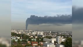 Un incendie s'est déclaré dans un entrepôt de stockage de textile au Blanc-Mesnil le 9 octobre 2023. 