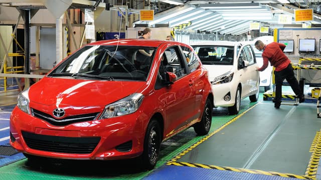 Deux Toyota Yaris sur la ligne d'assemblage du constructeur nippon à Onnaing, près de Valenciennes, en 2013.