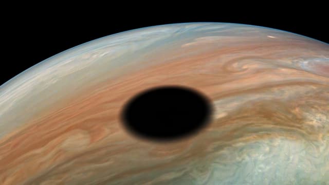 Une éclipse solaire sur Jupiter, réfléchissant l'ombre de Io, le 12 septembre 2019.