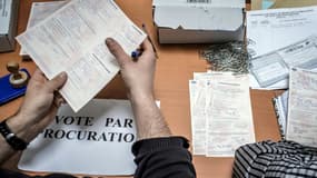 Vérification des demandes de procuration dans un commissariat de police, le 11 avril 2012