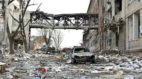 Des secouristes fouillent des décombres à Kharkiv, le 16 avril 2022