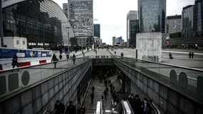 Des salariés sortent de la station de métro La Défense pour rejoindre leurs bureaux, le 16 octobre 2020 près de Paris