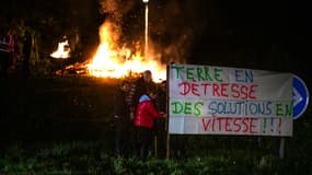 Des agriculteurs brandissent une pancarte "Terre en détresse, des solutions en vitesse", le 14 novembre à Altkirch (Haut-Rhin). 