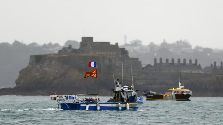 Des pêcheurs français manifestent à l'entrée du port de Saint-Hélier à Jersey en Angleterre, le 6 mai 2021,  pour alerter sur les restrictions de pêche dans les eaux anglaises suite au Brexit (Photo d'illustration)