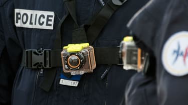 Une caméra-piéton sur un policier à Calais en mars 2016