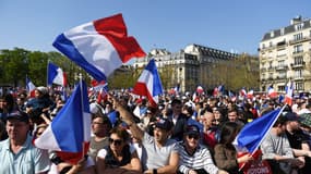 Des supporters d'Éric Zemmour, rassemblés au Trocadéro à Paris, lors de son meeting dimanche 27 mars 2022