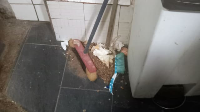 L'établissement a été fermé en raison de denrées conservées dans des conditions inadéquate et de la saleté de ses locaux. 