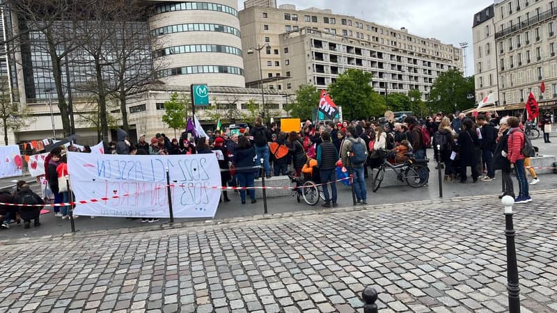 Plusieurs dizaines de personnes devant Bercy ce samedi 15 avril.