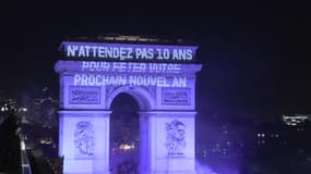 Un message de prévention routière projeté sur l'Arc de triomphe à Paris par l'association Alléno le 31 décembre 2025.