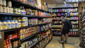 Une personne fait ses courses dans un supermarché à New York le 13 juillet 2022