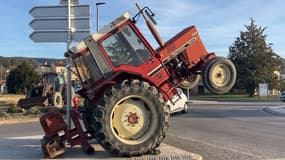 Un tracteur a été positionné sur deux roues sur le rond-point en souvenir du "tracteur pooling" organisé par le passé à Oraison.