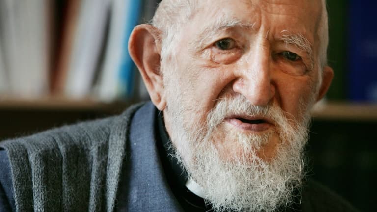 L'Abbé Pierre, le 3 août 2005 à son domicile à Alfortville, dans le Val-de-Marne