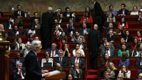 Des députés de la coalition de gauche Nouveau Front Populaire (NFP) alors que le Premier ministre français Michel Barnier prononce sa déclaration de politique générale devant l'Assemblée nationale à Paris, le 1er octobre 2024.