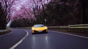 La 650S Spider se lance à l'assaut des monts japonais. A pleine vitesse, au milieu de cerisiers centenaires, on aime.