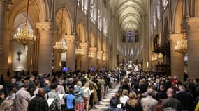Des fidèles assistent à une messe solennelle pour le défunt pape François à la veille de ses funérailles, à la cathédrale Notre-Dame de Paris à Paris, le 25 avril 2025