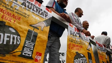 Manifestation d'employés du groupe PSA Peugeot Citroën devant le site d'Aulnay-sous-Bois, en Seine-Saint-Denis. A l'annonce jeudi de l'arrêt en 2014 de la production du site, qui emploie environ 3.000 salariés, les ouvriers présents ont spontanément cessé