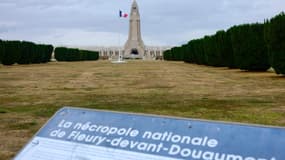 La nécropole nationale de Douaumont, similaire à celle de Chattoncourt où sera inhumé le soldat Merat, dont les ossements avaient été retrouvés en janvier