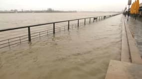 Inondations sur les quais de Bordeaux (Gironde) le 1er février 2021
