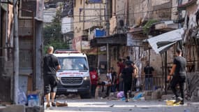 Des médecins palestiniens transportent un jeune blessé suite à une attaque israélienne dans le camp de réfugiés de Balata, à l'est de la ville de Naplouse, en Cisjordanie occupée par Israël, le 27 juillet 2024. (photo d'illustration)