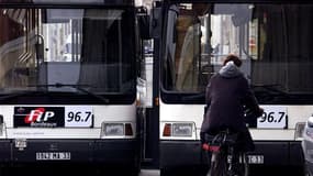 Le trafic des bus et des tramways était fortement perturbé jeudi dans l'agglomération bordelaise en raison d'une grève des personnels de l'opérateur Keolis. /Photo d'archives/REUTERS/Régis Duvignau