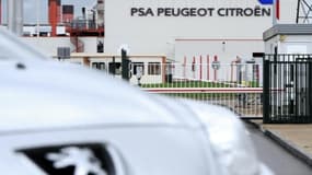 L'usine PSA Peugeot Citroën d'Aulnay-sous-Bois, à l'arrêt pendant dix jours, a rouvert lundi matin dans une ambiance tendue, mais sa chaîne de production a été immédiatement bloquée par les grévistes.