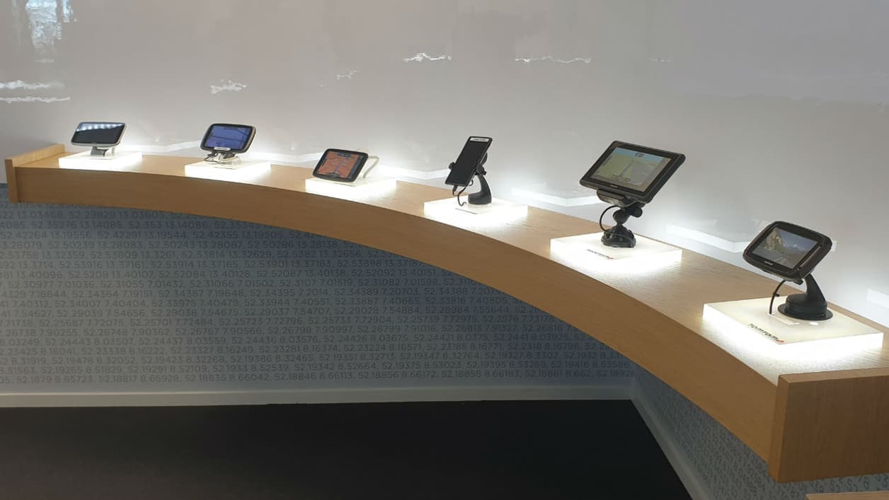 Les différents terminaux proposés par TomTom, qui dispose aussi d'applications mobiles.