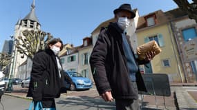 Un homme et sa femme portant des masques près du marché de Illiers-Combray, dans le centre de la France. (Illustration.)