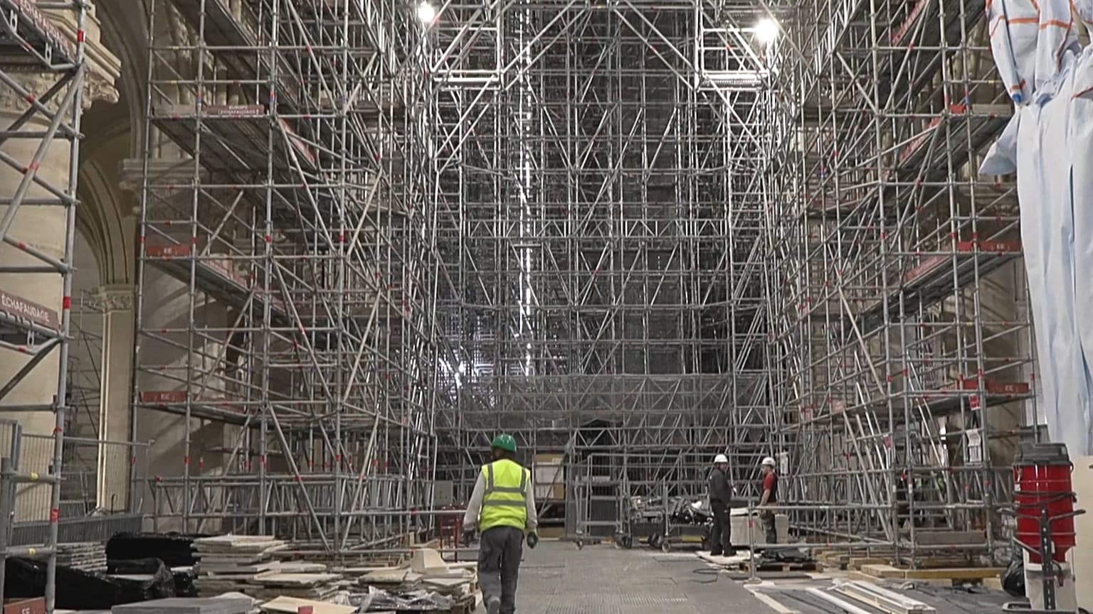 Les échafaudages installés à l'intérieur de la cathédrale Notre-Dame de Paris lors de sa restauration le 11 avril 2024.