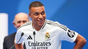 Kylian Mbappé s'adresse aux supporteurs du Real Madrid lors de sa présentation, le 16 juillet 2024