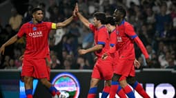 Joao Neves checke Achraf Hakimi après son ciseau lors de Toulouse-PSG, 30 août 2025