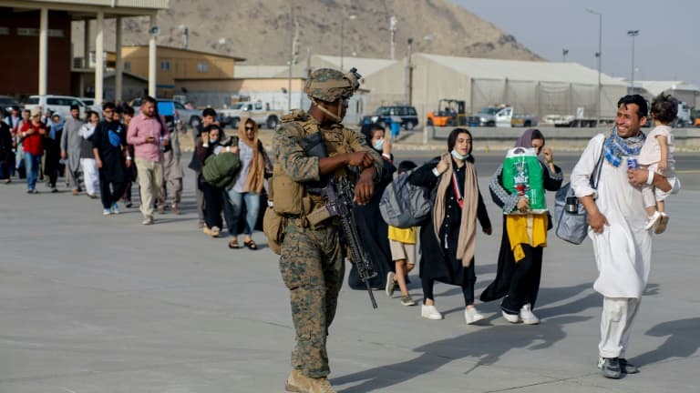 Evacuation d'Afghans par des militaires américains, le 18 août 2021 sur l'aéroport de Kaboul