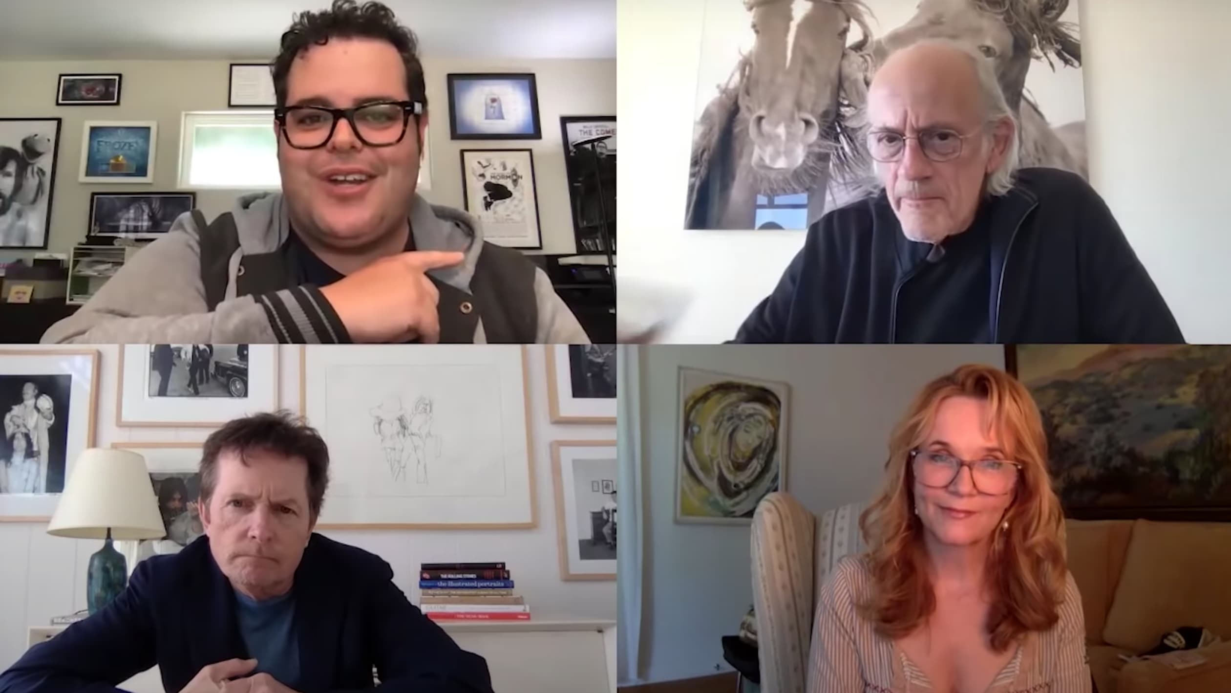 Josh Gad entouré de Christopher LLoyd, Michael J. Fox et Lea Thompson.