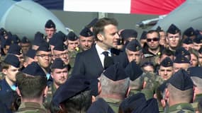 Emmanuel Macron prononçant un discours depuis la base aérienne 116 de Luxeuil-les-Bains, en Haute-Saône, le 18 mars 2025.