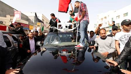A Sitra, à Bahreïn, où des milliers de chiites ont pris part aux processions funéraires pour trois des leurs, tués lors d'une répression ordonnée par la famille régnante pour tenir en échec une vague de manifestations inspirée par l'Egypte. /Photo prise l