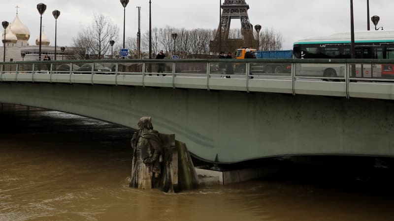 Le zouave du pont de l'Alma a de l'eau presque jusqu'à la taille, le 24 janvier.